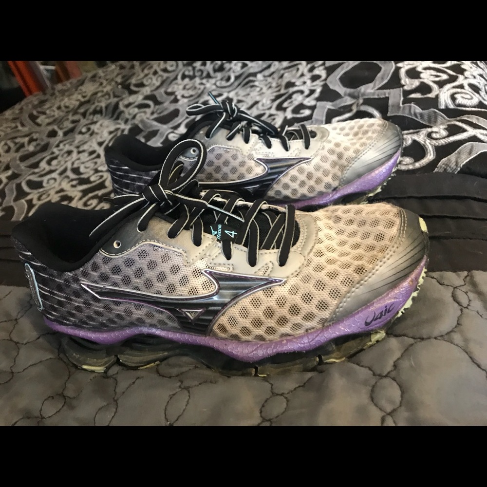 Sneakers - Picture 2 of 5